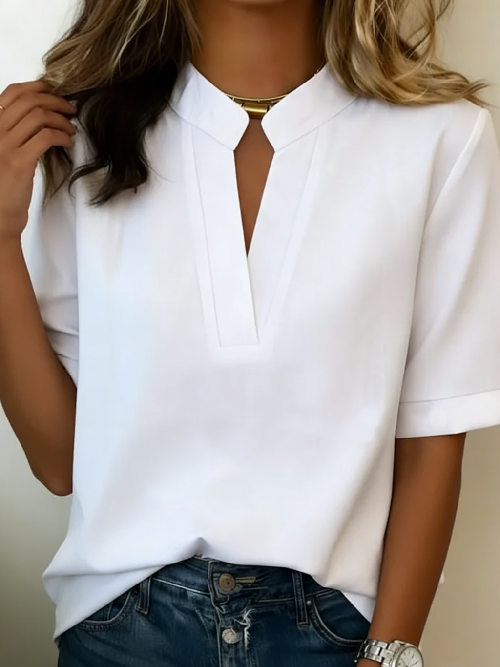 Margarita | Blusa Chic con Escote en V y Detalle Dorado
